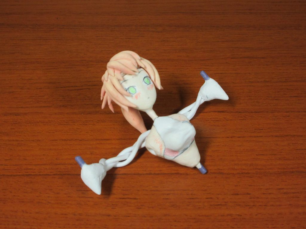 自作したガールズパーツ。
１００円ショップで購入した粘土とアルミ線で作製しました。
材料費は約１０円、表情差分は６種類です。
サブアームが特徴的な機体なので、
今回はバックパック取り付け用の可動アームがあります。