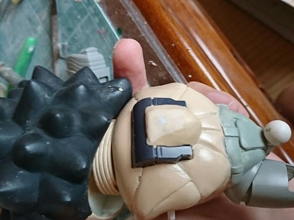 阿頼耶識システムはエポパテとプラ棒で蓋になる部分を制作。
元々あったベアッガイのバックパックも銀に塗装して全て阿頼耶識システムに見立てました。