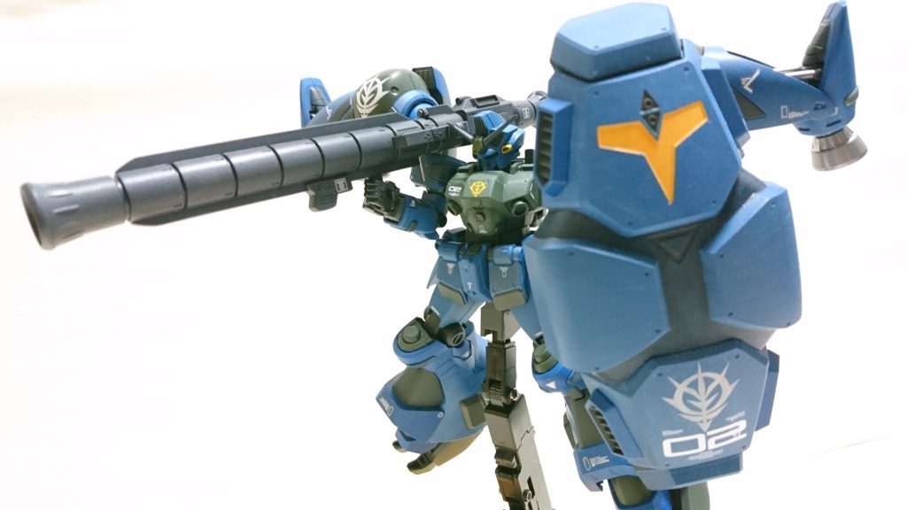 【再びジオンの理想を掲げるために…！】
横からショット。盾はZブルーで塗り分け。