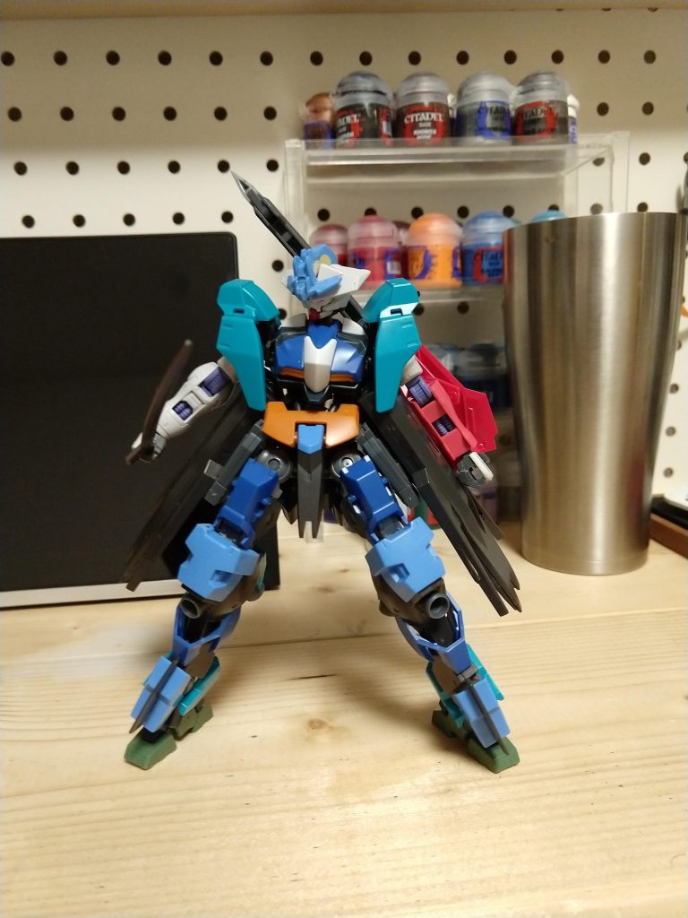 結局物足りなくてダンタリオンなどを盛った塗装前。塗ってみてさらに物足り無かったので肩を左右非対称にしてマント追加、片目はモノクル風に。まあガンドラのウィドーメイカーですよね(言っちゃう)