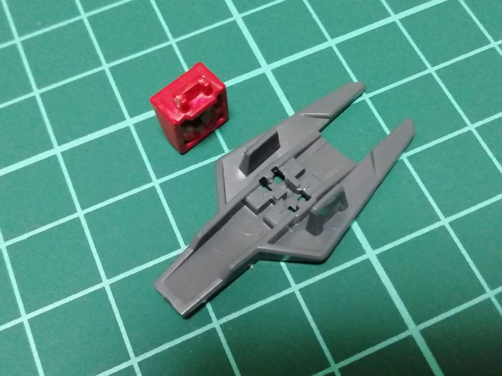 ガントレットはそのまんまだと腕側のピンに干渉して付けられないので一部切り飛ばしました