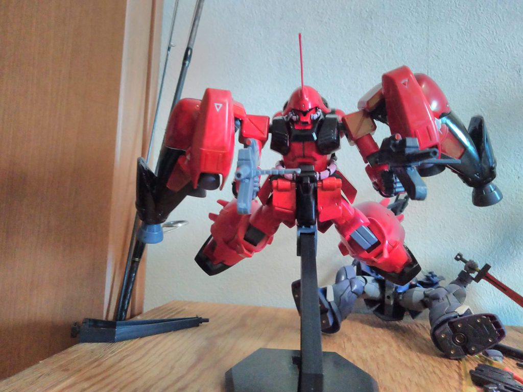 マラサイに、ガンダム試作2号機の肩部ブースターをそのまま取り付けることで、大幅な機動力向上を図ったマラサイ・ゲシュペンスト。マラサイの肩アーマーに試作2号機のFTBを乗せるといった単純なスタイルでしたが、その重量と可動域に難があった為、肩部のジョイントごと折れてしまいました。そのパーツの修理の際、ならいっそ、プロポーション自体に大きく変更を加えようと考えたことが、スターク・ドミンゴへの進化のきっかけだったのです。