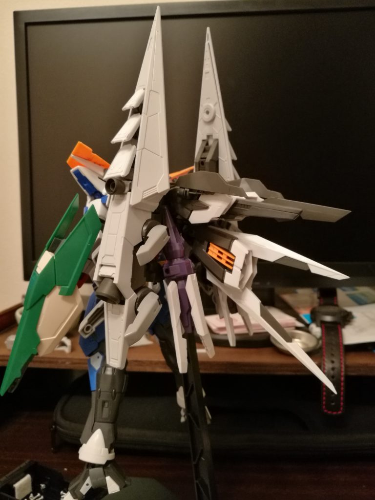 バックパックはアストレイブルーフレームのものとバルバトスのクタン参型のを組み合わせたものがベースになっています。