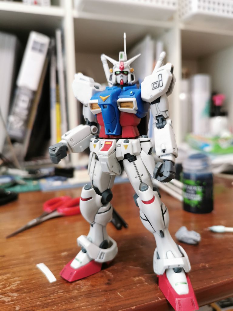 ロボット魂のgp01は最高にカッコイイです。スミ入れだけで完成されてました…
イジリ過ぎて股関節折ってしまった(泣)そんな経緯で接着、固定モデルとしてリペイントしました。