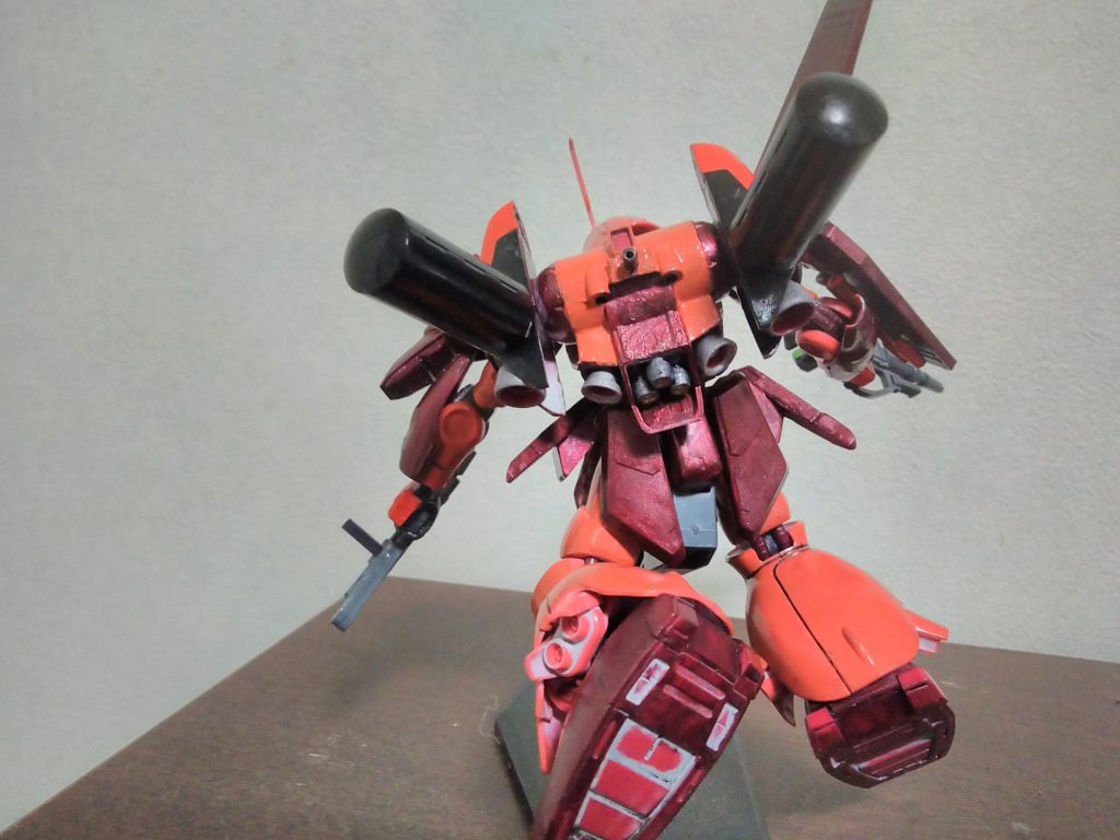所々スラスターやバーニア部分を新たに搭載することにより、機動力が大幅にアップしました(当社比)
・・・、今思えばえらいピーキーな仕様ですよね。ま、えせリックディアスと思っていただければいいです。
実はこの増加スラスターには、ガンダム試作2号機のFTBの小型補助スラスターが使われています。塗装変更を施し、プロペラントタンクを後付けで搭載した故か、別物みたいな印象を感じられた方も少なくないのでは?