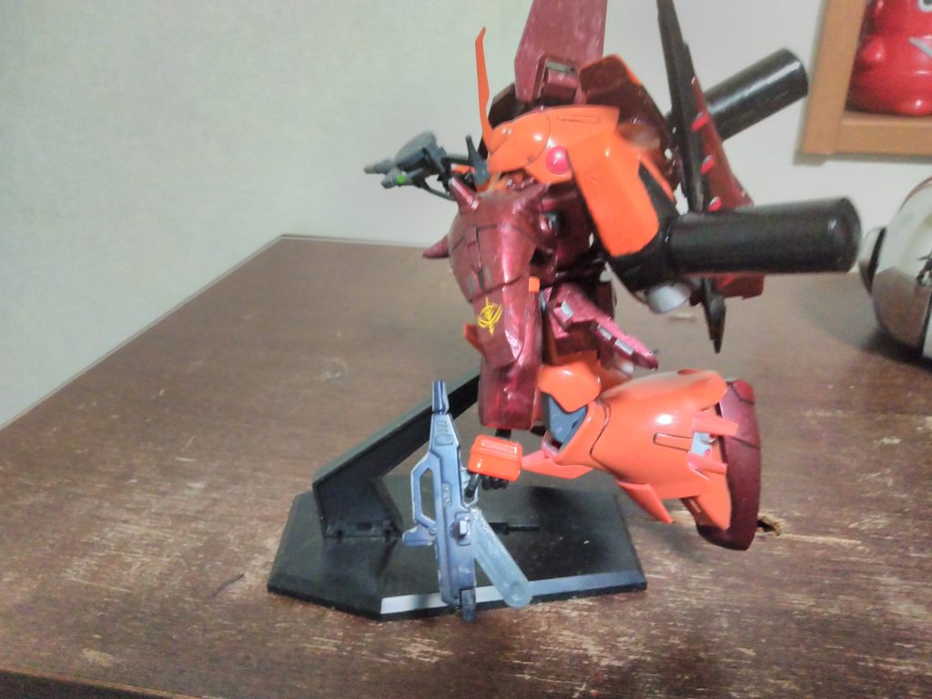 こうして、一旦プラスの発想から一転、マイナスの発想を経て、結果的に落ち着いたプロポーションとなったスターク・ドミンゴ。こうしてみると、ナラティブガンダムみたいな変化を遂げてますよね…。
このミキシングで、計6機ものキットが生贄となりましたが、それぞれの持ち味が見事に調和された作品になったのではと、ボク個人としては感じております。