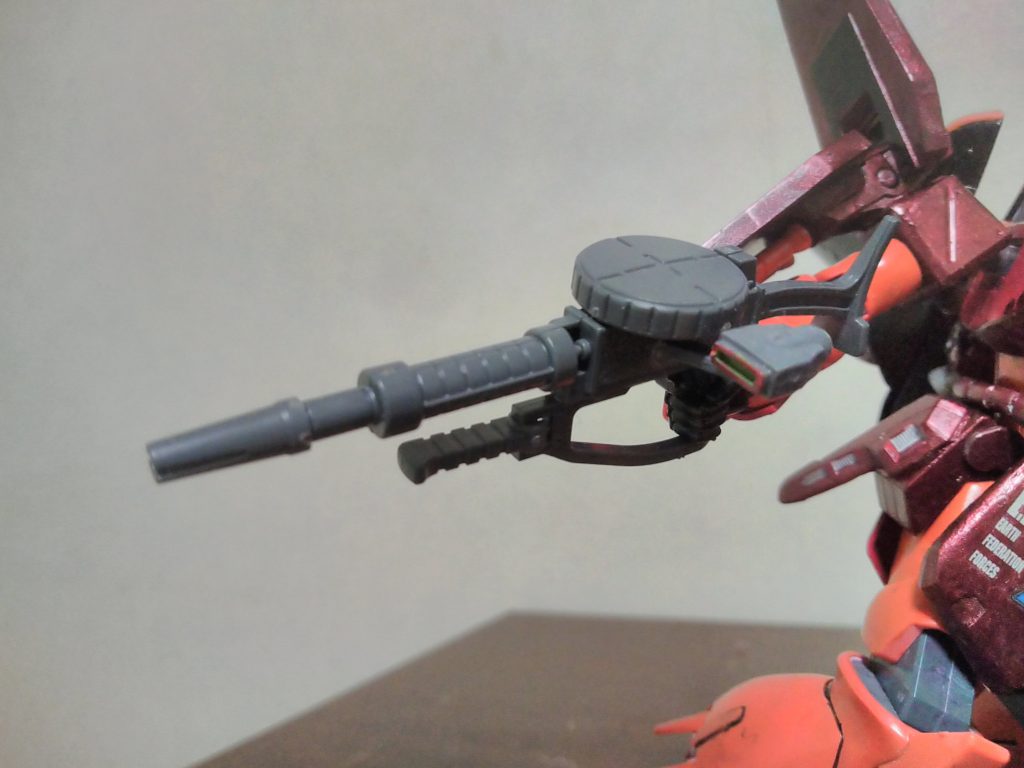 ザク・マシンガン改は、サイコ・ザクのザク・マシンガンにハイザックのザク・マシンガン改のセンサーをスワップすることで完成しました。多分このプロポーションが一番カッコいいです(当社比)
意外にも付くんですよね。小改造はしましたが、それぐらいでつくもんだからラクなもんです。