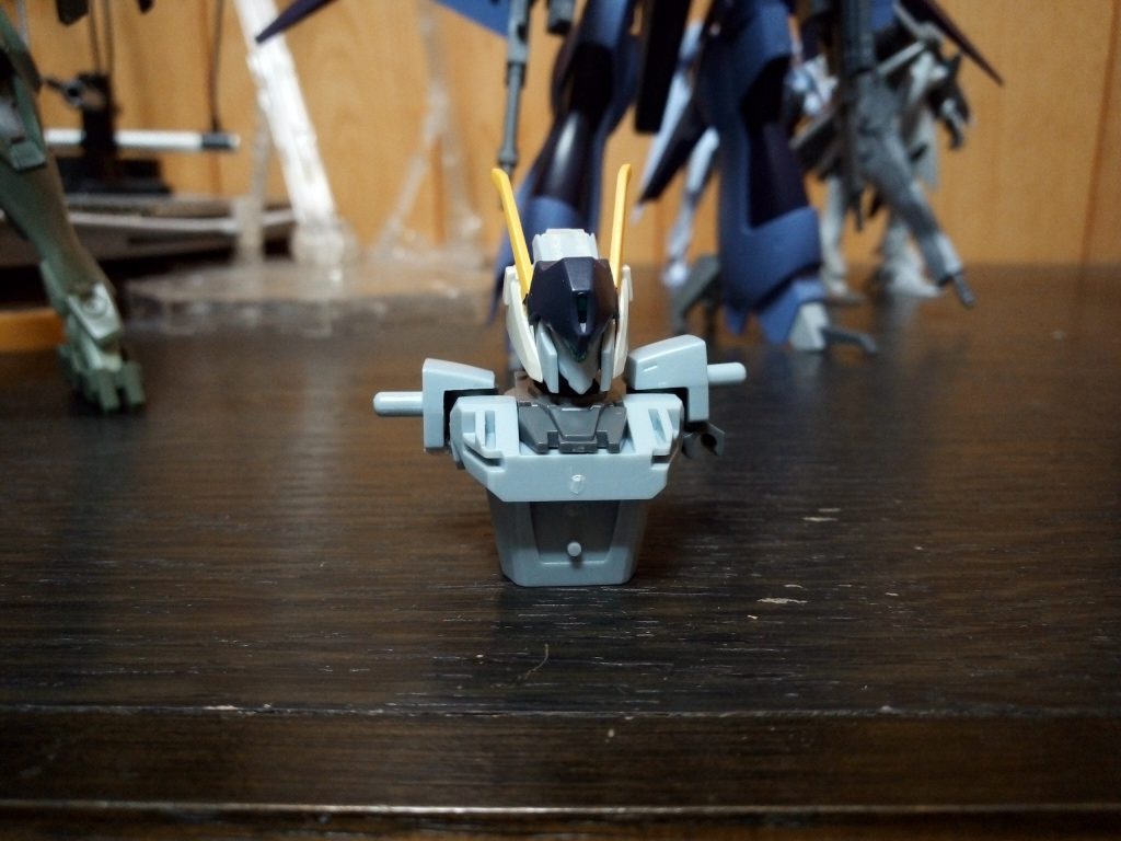 汎用型バイアランにも施した肩の高さを下げる加工です。
これをするとバイアランの人外感が多少緩和される印象。