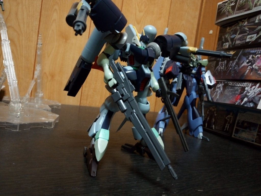 持たせる武装も肩に付けるオプションも迷走していますね…。
肩のガトリングオプションは違うモードとして付ける予定です。
その違うモード用の武装はまだ作成中です。