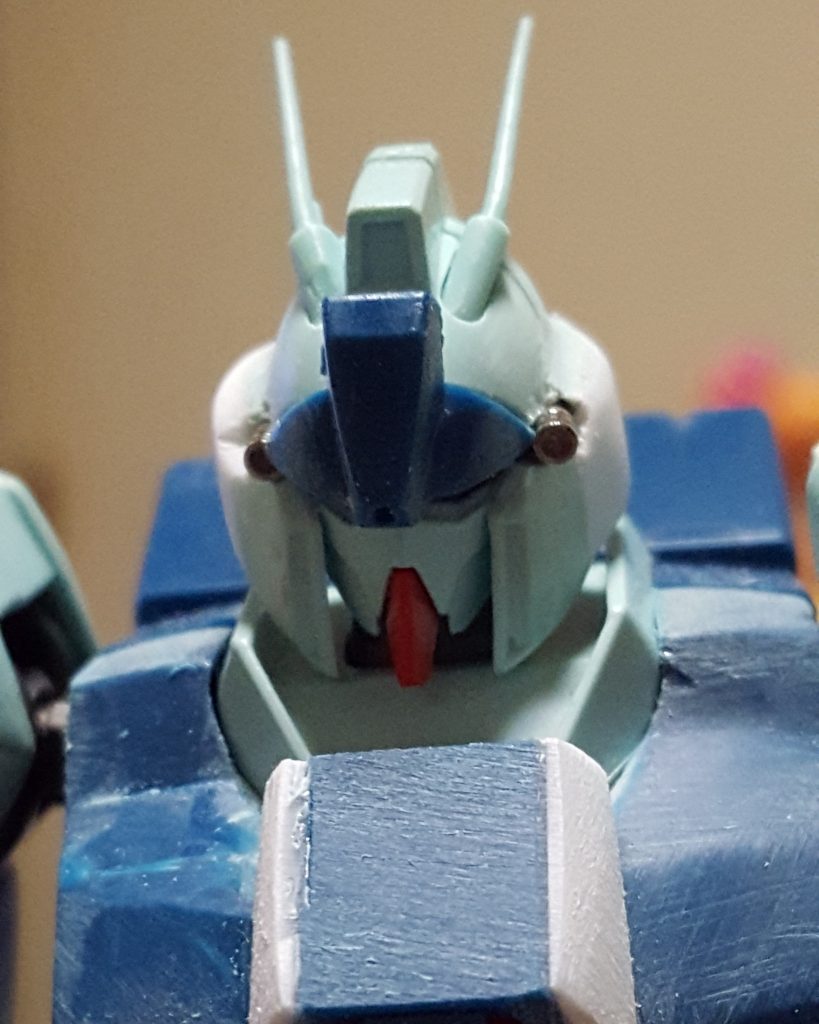 頭部ﾒｯﾄ部分のサイドはﾌﾟﾗ板でボリュームつけて、胴体はギリギリまで､削り込み小さく見えるようにしてます。