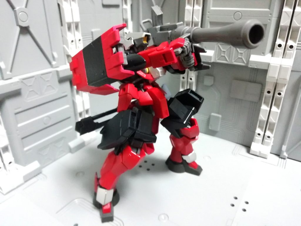 多目的バズーカ。通常弾頭やナパームによる拠点&MS破壊の他、信号弾やチャフ弾等の特殊弾も使用