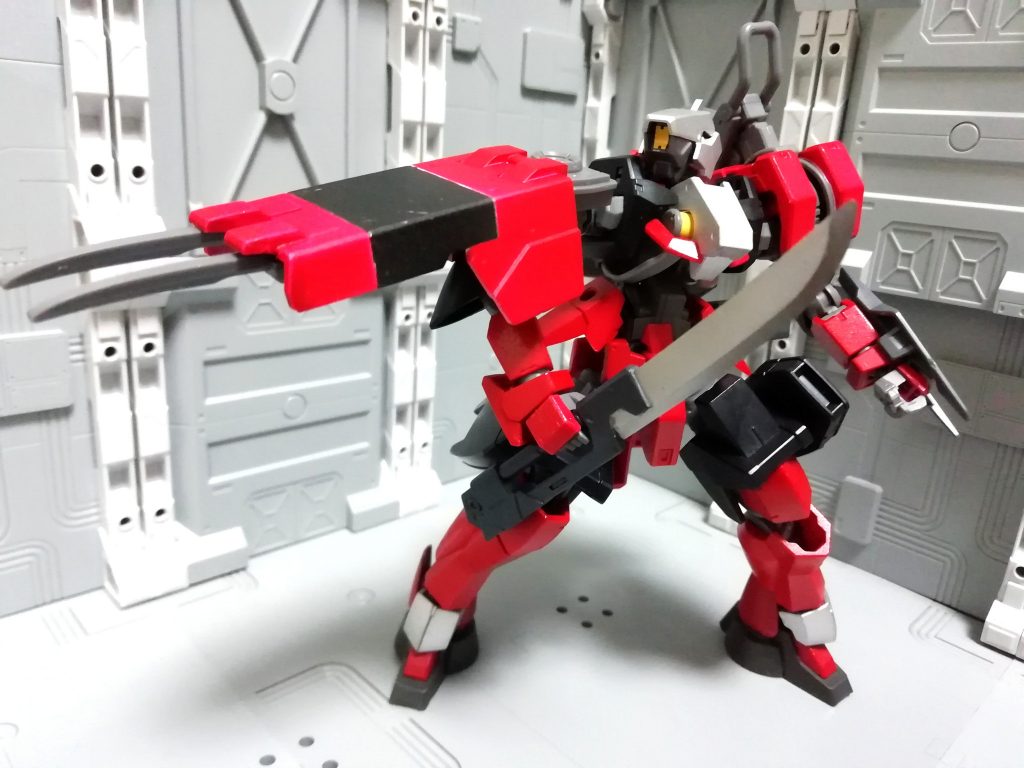 クロウシールド展開。グレイズメテオの最終的なセーフティであり、死角からの奇襲や乱戦時に効果を発揮する