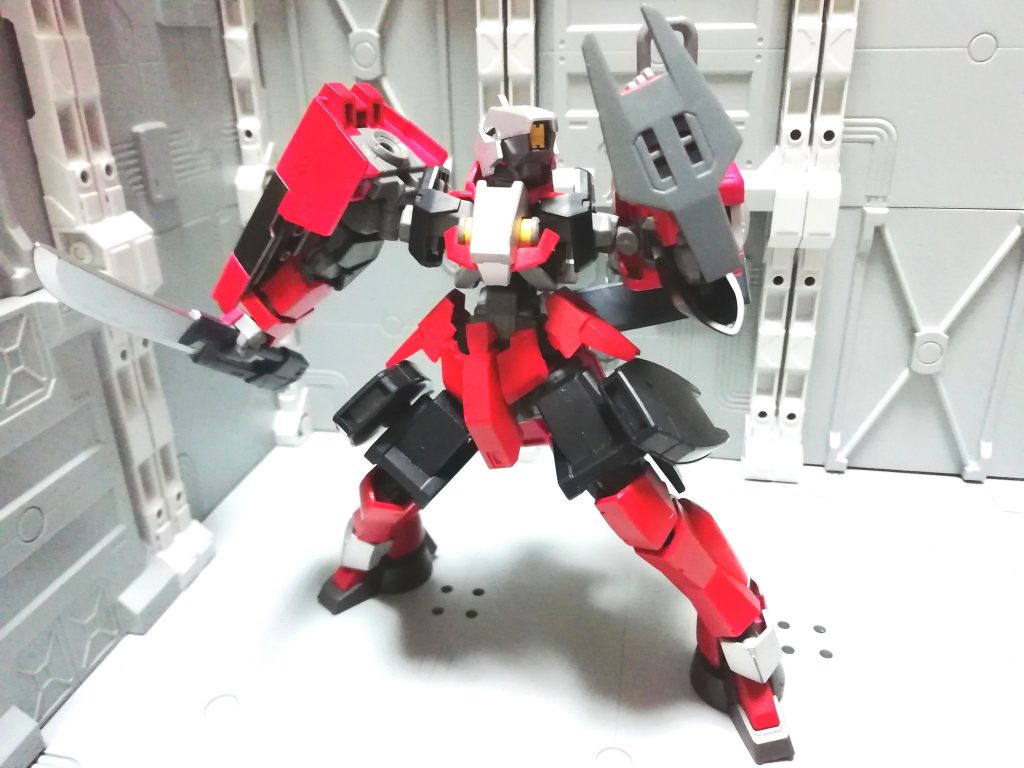 レギンレイズから鹵獲したガントレット。以前装備していたグレイズシールドと比べると軽量で片手が使えるのが利点