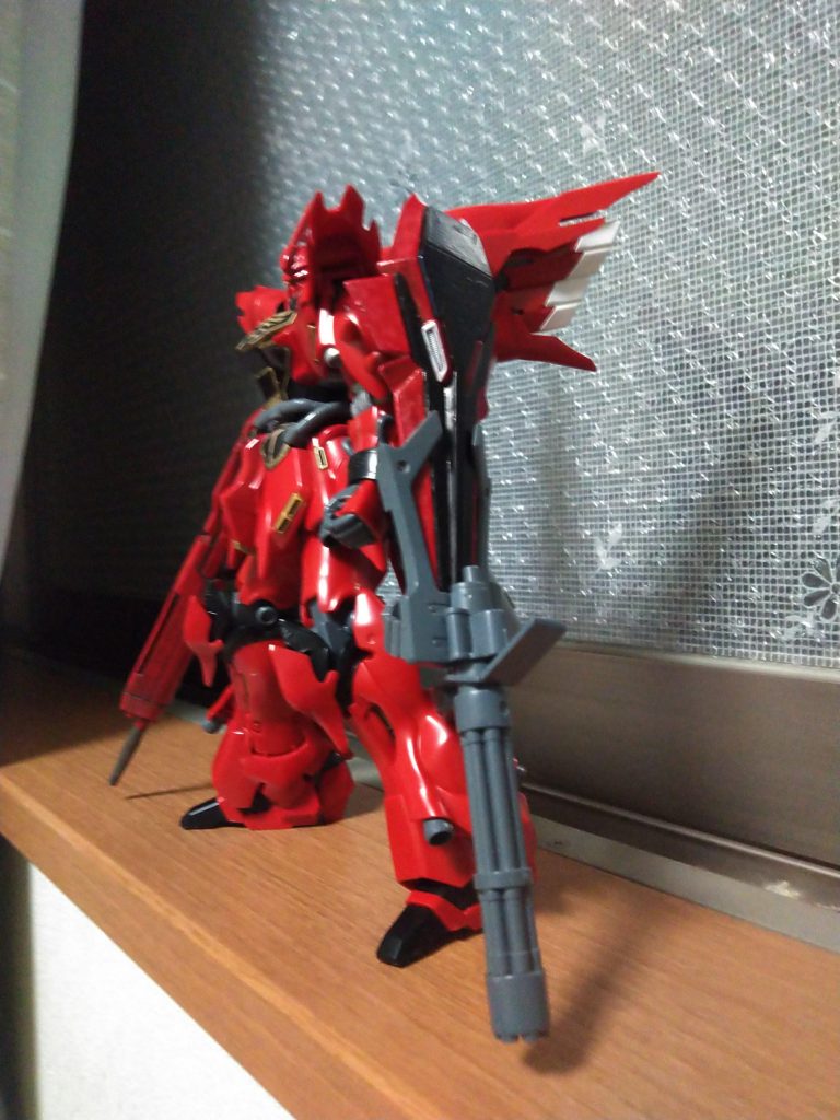 グフカスタムのガトリングを、シナンジュ・スタインのシールドを加工の上ドッキング。結構重量あるので支えきれないのが難点ですが、プロポーションは上がったので結果オーライですね。