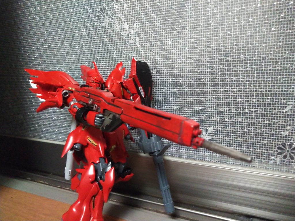 こちらも、シナンジュ・スタインのハイ・ビームライフルをサザビーレッドに塗装の上装備。フロンタルは腕を過信していた(?)為専用ビームライフルとしましたが、シャアが使うなら、問題なく使い切るでしょうねw