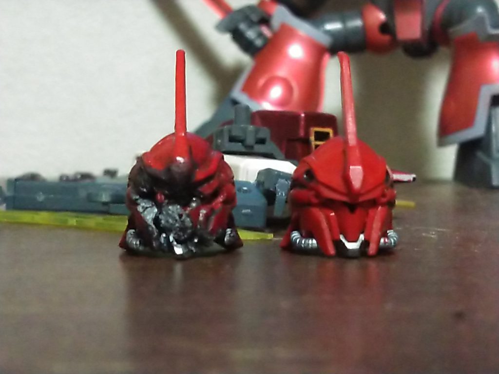 通常版とダメージ加工版の2種類。
ダメージ加工はボクなりの想像により、大分デフォルメが加えられています。
シナンジュの頭部をベースとし、シナンジュ・スタインのフェイスとシナンジュのフェイスを半分に切った上でスワップし、カメラアイも片方はシナンジュ・スタインの物を入れております。