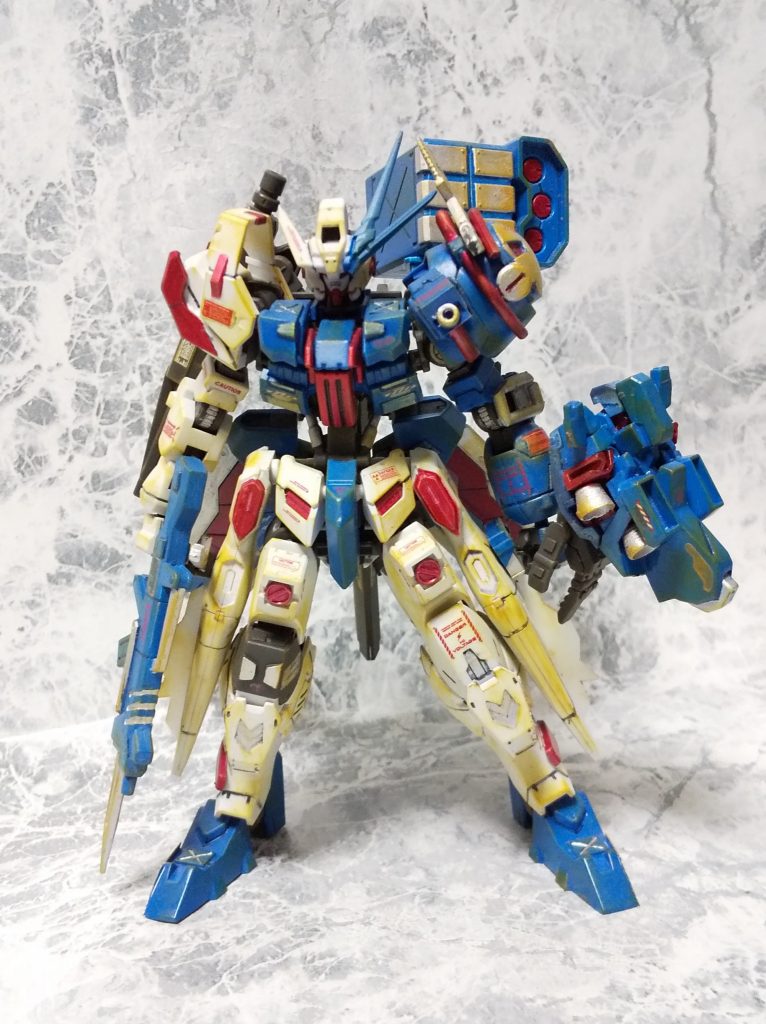 フロントショット
胸部装甲はフラウロス＋ハンドパーツの手甲にて。
フロントスカートはグシオンリベイク、左肩はランナーやジャンクパーツを切り貼りしてディテールアップを。
アンテナも左右非対称に。
高火力・高機動で戦場に“嵐”を巻き起こす。