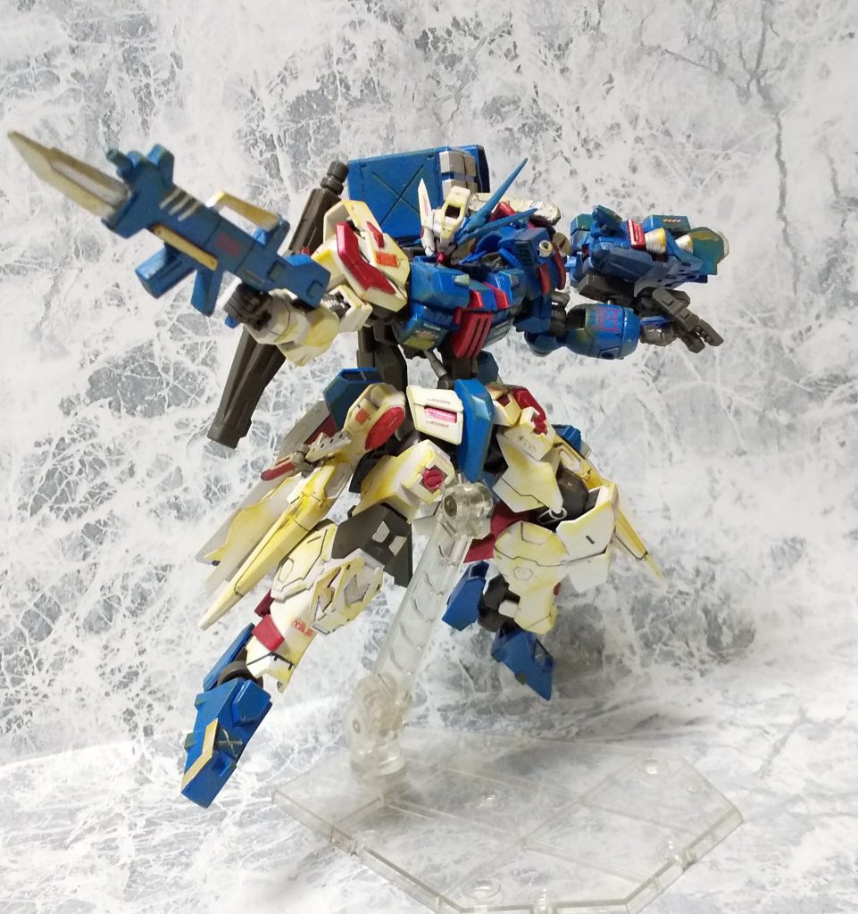 主兵装はバヨネットライフル、左手の大型シールドは推進機器も兼ねている。