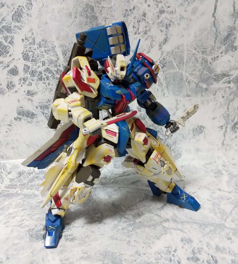 近接戦闘にナイフ二主、左サイドスカートには予備弾倉を装備。