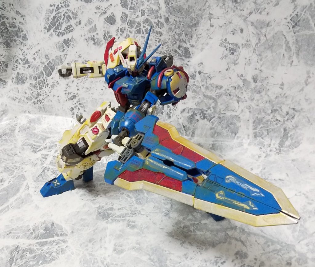 左右重ねて大型バスターソードに。
左手シールドのブースターを使用して強引に振り回す。