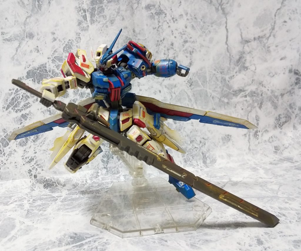 勿論デモリッションナイフも使用可能、水平尾翼でバランスを。