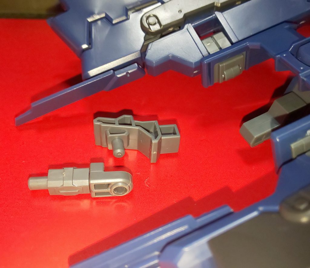 フルドドは接続部が独特ですが、アムアムのパーツやランナーを使えば、ストライカーパックの様に背負えます