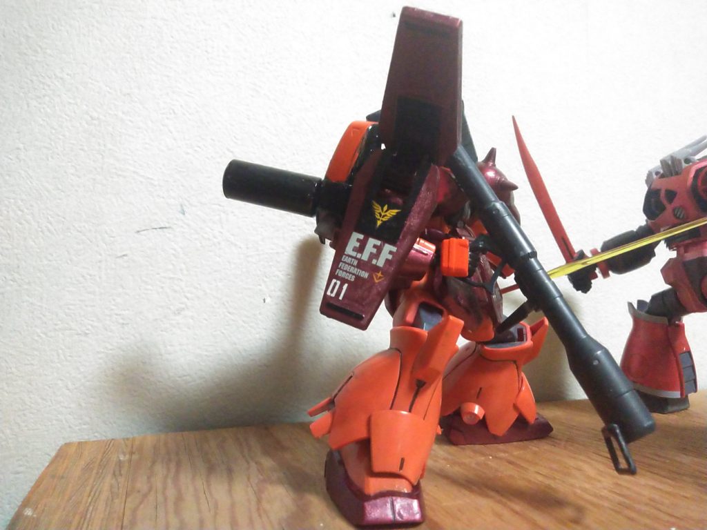 え?ネオジオン旗に連邦マーク?
・・・、実は、連邦→ネオジオン→袖付き→ガランシェール隊→ロンド・ベル隊共闘戦線、って設定にしてるからです。