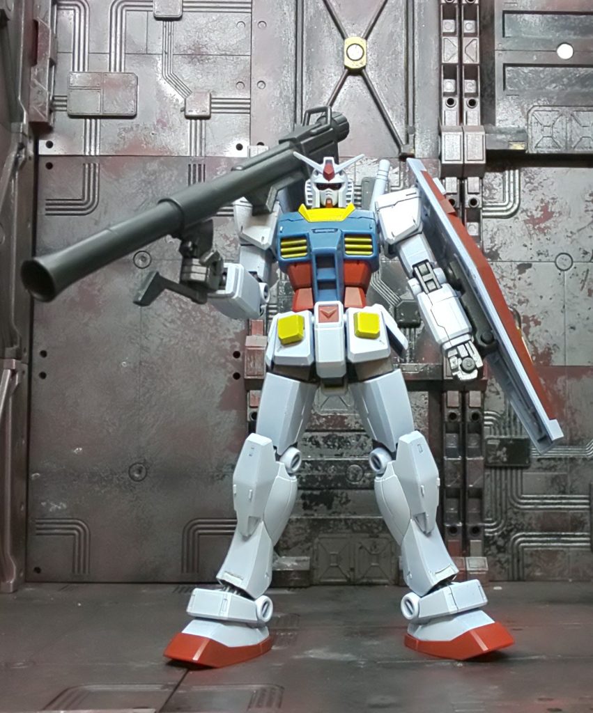HGUCでは有りますが1/100 ガンダムパッケージバズーカの構えが好きなのでバズーカ構え正面♪脚交差してないけど( ´∀`)