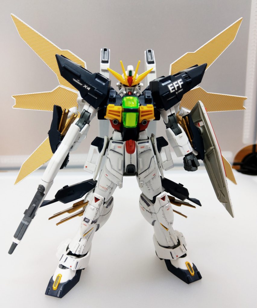 大幅な出力上昇に伴い増加した熱エネルギーを効率的に排熱するために腕部と脚部には放熱用のエネルギーラジエタープレートが新設されており、頭部も放熱効果を高めた形状となっている
はい、wikiからです。