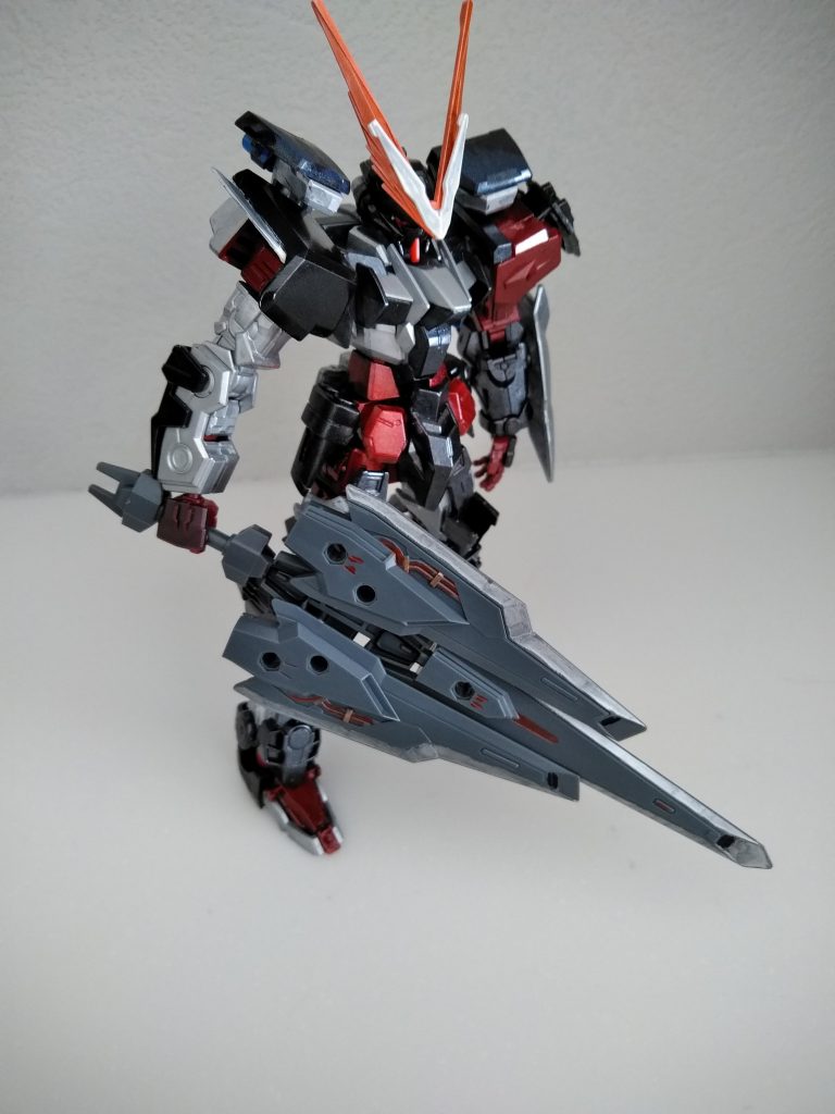 バインダーブレイドΩ
様々な武装に変形可能な大剣
タクティカルアームズより小ぶりで片手での使用も可能
2つを連結させハルバード形態も可能