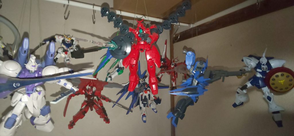 棒の上には積みプラを置けます。
もう1列増やさないと、完成しても飾ないけども。