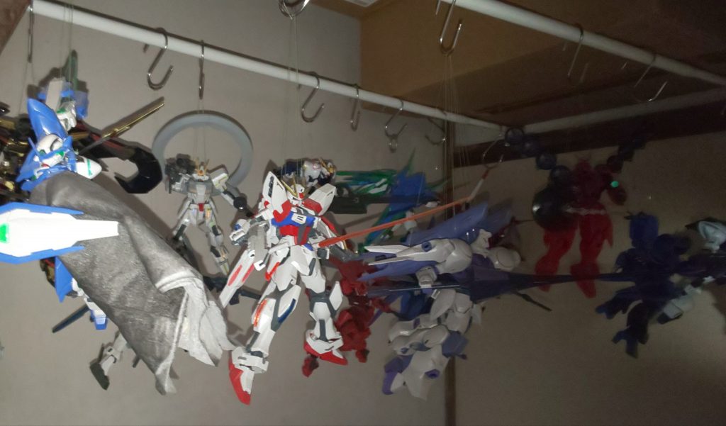 棒、フック、釣糸で空中に展示中。
100均は自由な発想を助けてくれます。

ガンプラバトルの乱戦感ある。