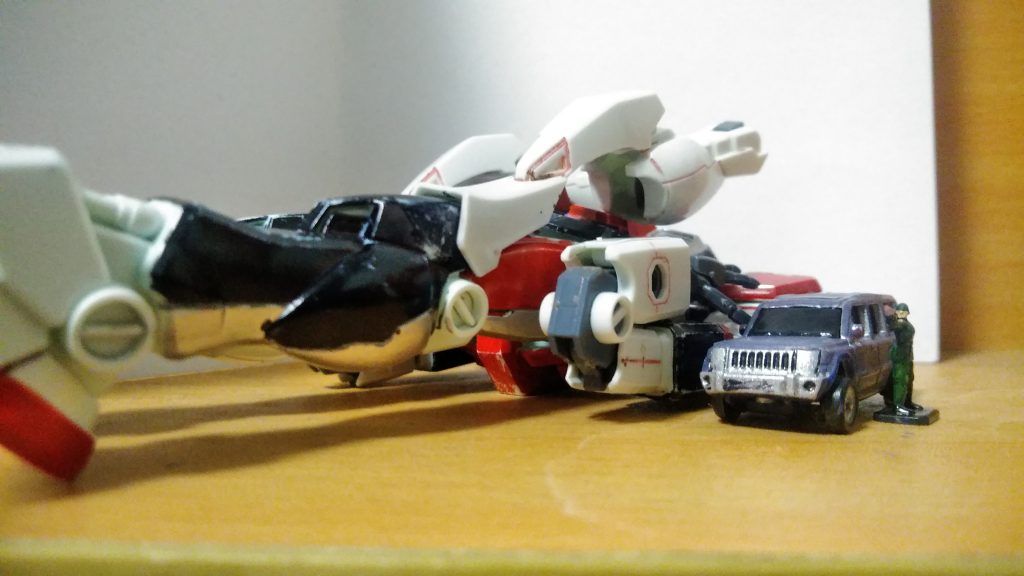 このモビルスーツは、「モビルスーツ本体」「車」「パイロット（会社員）」で構成されています。