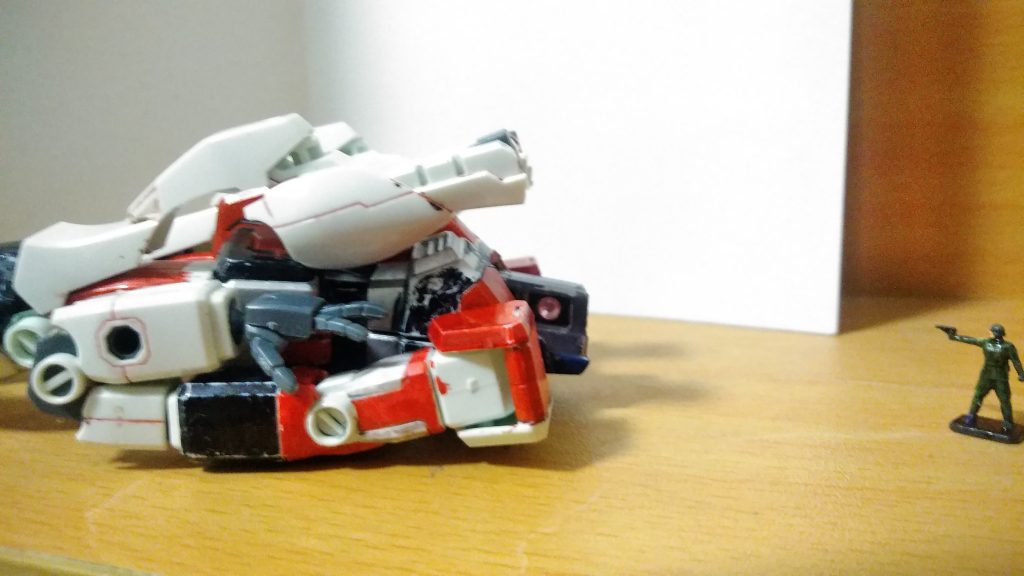 車はモビルスーツ本体の頭の部分に合体します。パイロット（会社員）が銃型ライターを向けているのに大した意味はないです。