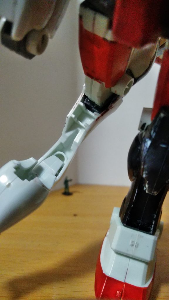 脚部のパーツはなんと接着剤を使っていません。
FGの膝とHG REVIVEのスネの下の方のパーツの大きさがシンデレラフィットしました。