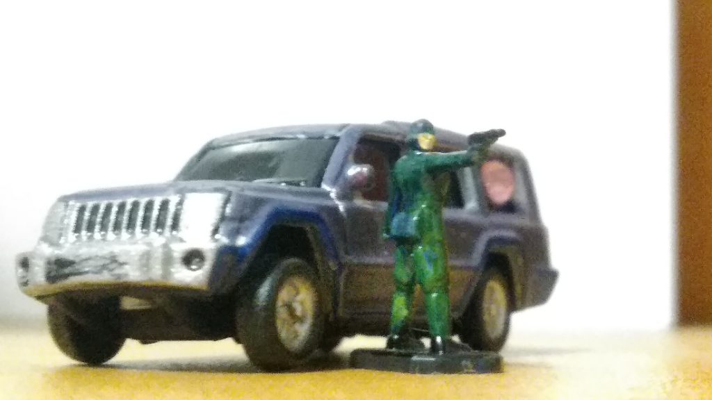 車は中古屋さんにあったもので後方の窓にシールをつけています。
パイロット（会社員）はドックパック付属のものです。パイロット（会社員）の腰の袋には妻の愛妻弁当が入っているという設定です。銃に見えるものも銃の形をしたライターです。