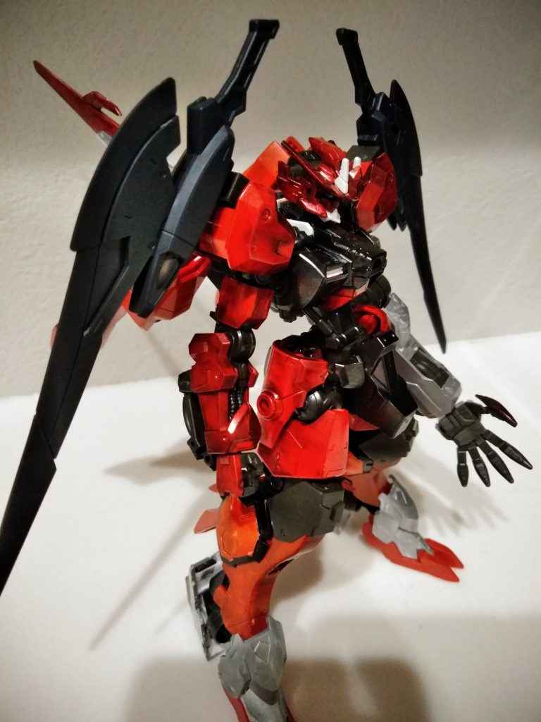 レッドにメタブルーの目が合います!