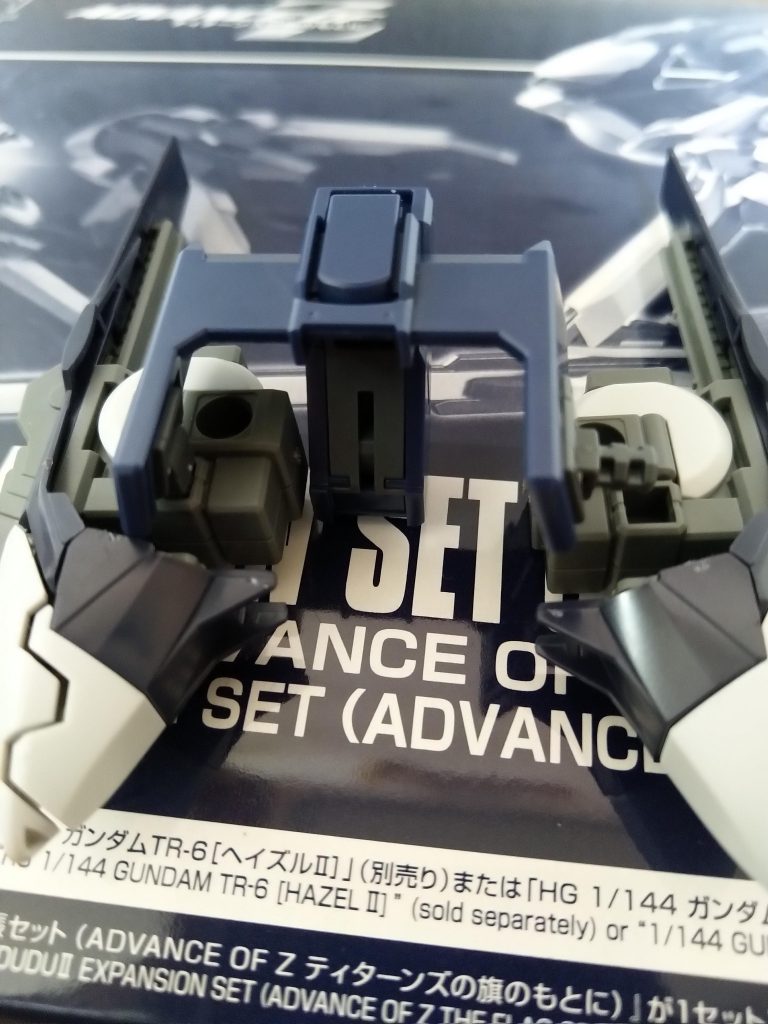 ハイゼンスレイⅡの肩用の角穴に差し込んでます。