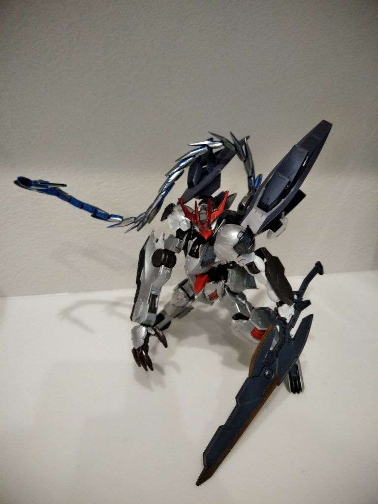 何番煎じかわかりませんが
煌ギラーガのギラーガテールをはめ込み
背の体毛が逆立つイメージでブースターを追加しています!
塗りが雑ですがこれはこれで凍てつく氷のイメージということに笑
また塗装します!