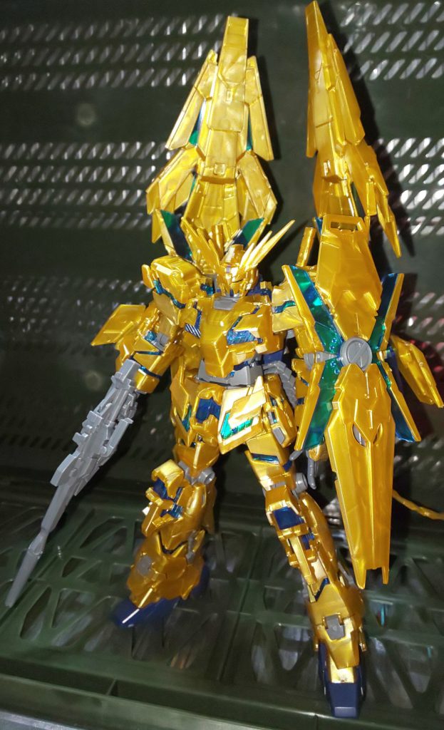 キットにはビームマグナム、予備カートリッジ、シールドが付属します。
ユニコーン1号機体の角は付属しない為、色違いのユニコーンには出来ません。