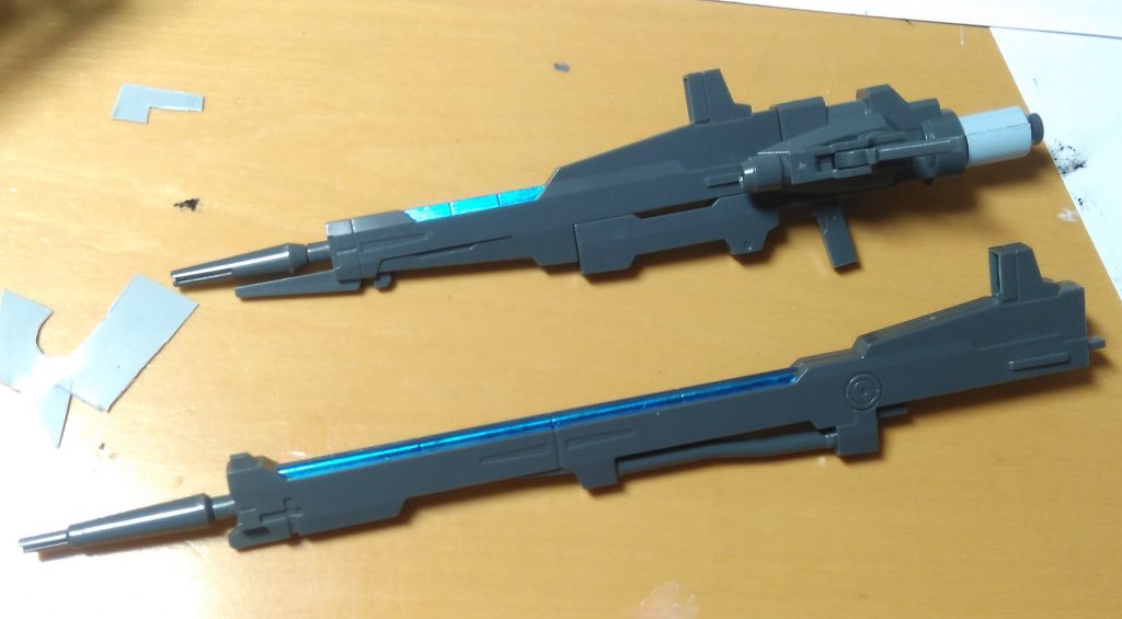 ロングレンジライフルtype-Litn.(タイプ-ライトニング)はその名の通りライトニングガンダムさんから貰ってきたものです写真だとわかりにくいですがメタブルーの部分は目盛りになっており、光る目盛りが0になると再チャージが必要になる…という設定があります