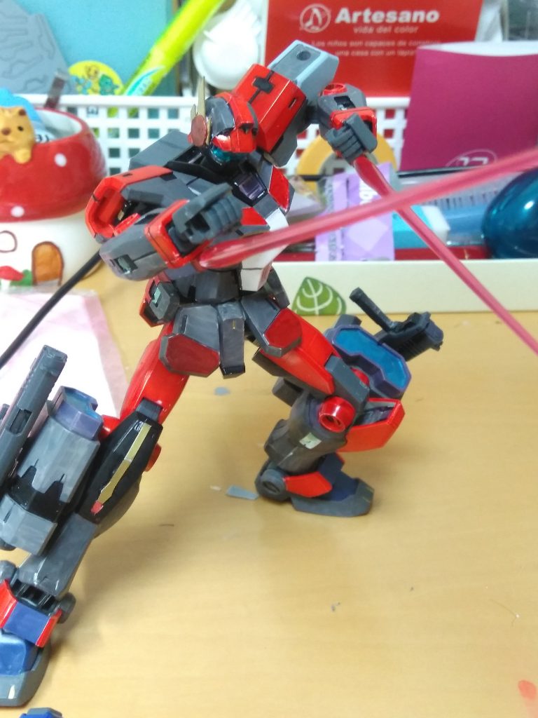 前腕部にはビーム発振器「パームブラスター」が付いており、ここからビームサーベルを出したり、ヴェズバーの如く威力等調整可能な近~中距離用ビームを撃ちます。近距離であれば光球をつくりそのまま殴りつけるフォトングレネードや溜めの少ない広範囲・近距離用の掃射パームブラスト、中距離では光球を投げつけるフォトンボム、速射のパームマシンガン、標準的なビームライフルくらいの威力のパームキャノン等、私の頭の中には色々と、傍から見ればウザったい妄想が膨らんでます