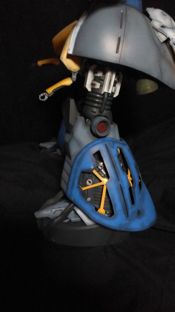 スネの外装は友達がリューターで開口後、プラ板+ジャンクで作成。