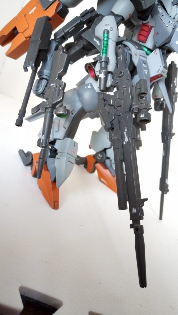 メイン腕、サブ腕、それぞれにバラバラの兵装を持たせています。
シナンジュライフル、デルタプラスライフル、GP01ライフル、ジムジムライフルセットのビームマシンガン。特に拘りはなく、色々持たせた感じで選びました。