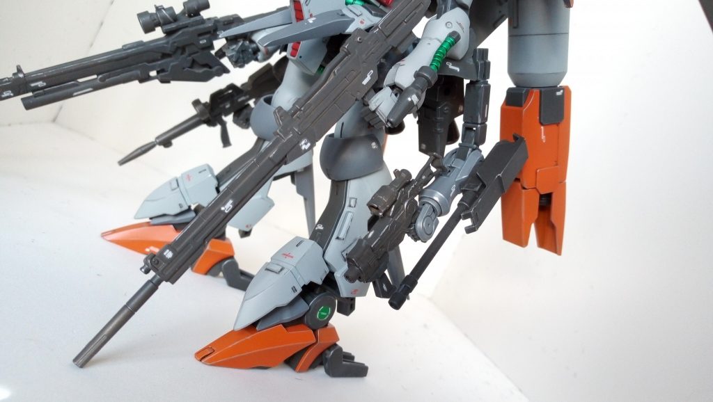 Iフィールド等の対ビーム兵器対策にサブ腕にオルフェンズオプションセットの200mm砲を追加。