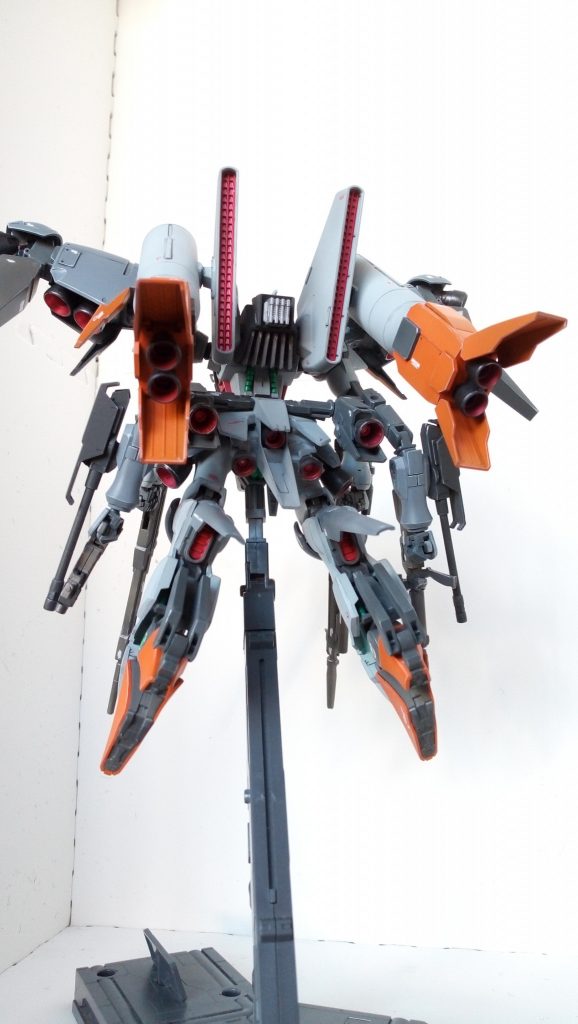 バイアランの高機動というイメージを残したかったのでバーニア類を多数追加しました。