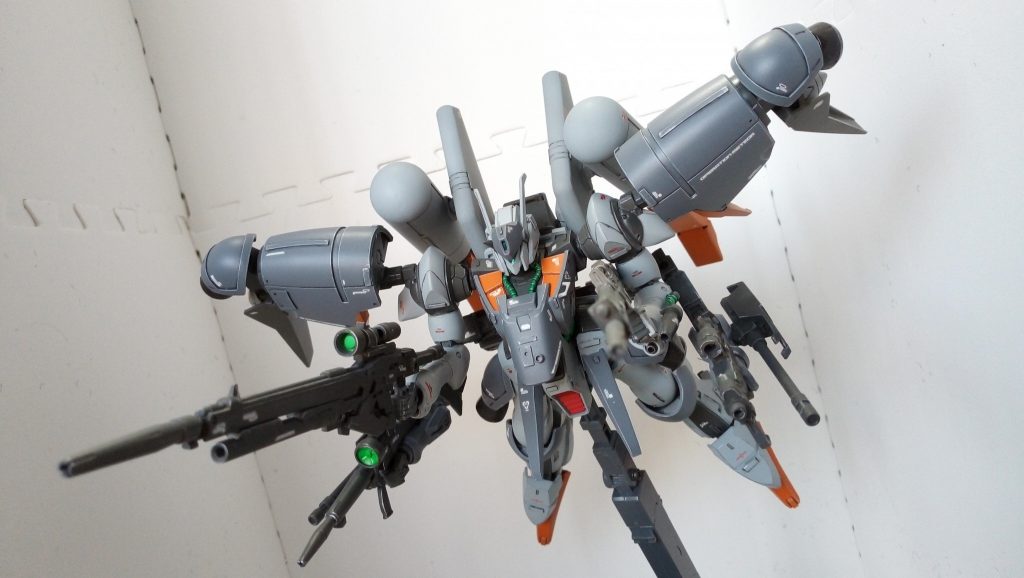 バイアラン・キュベレイ・カスタムの時は可動範囲を全く考えずに色々ガチャガチャくっつけて後悔しました。
今回はそこまで可動を妨げないよう、汎用型バイアランの時と同じ肩を下げる加工をし、使用するパーツもできるだけ合いそうな見た目でかつ可動範囲が満足いく物をチョイスしました。
ジンクスってめっちゃミキシングに使いやすい気がしました…