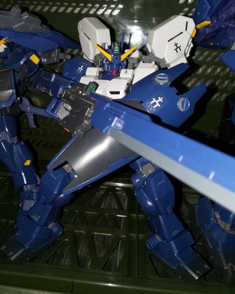 登頂部、チョバムアーマー、左肩、ロングブレードが元キットからの変更点です。