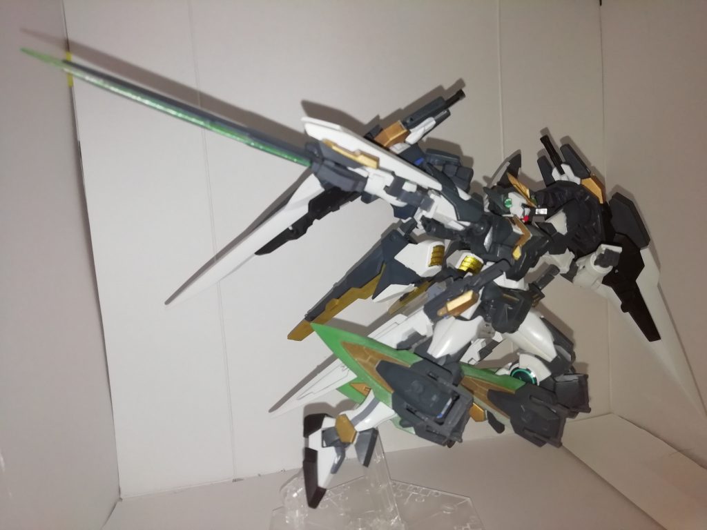 GNソードXで突撃。見づらいですが、刃のクリアグリーンはシャインシルバーを吹き付けてます。