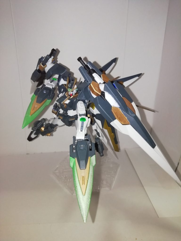 GNカタール。こちらもクリアグリーンにシャインシルバーを少し吹いてます。
脚の方は片側をなんとか加工して基部を嵌め込み、両足に2つずつ装備出来るようにしました。ダイバーの足首装甲はちょっと加工したらすっぽりハマりました←